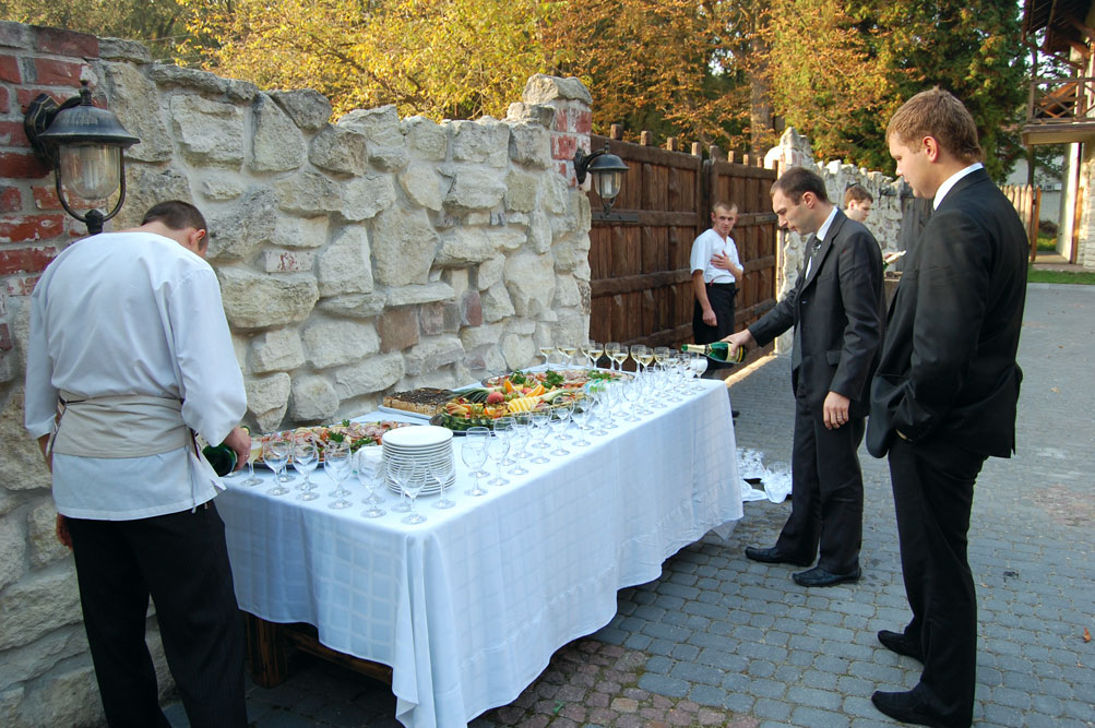Фотографія з розписки в середньовічному стилі 26 вересня 2010 року в ресторані "Древній град" біля Львова