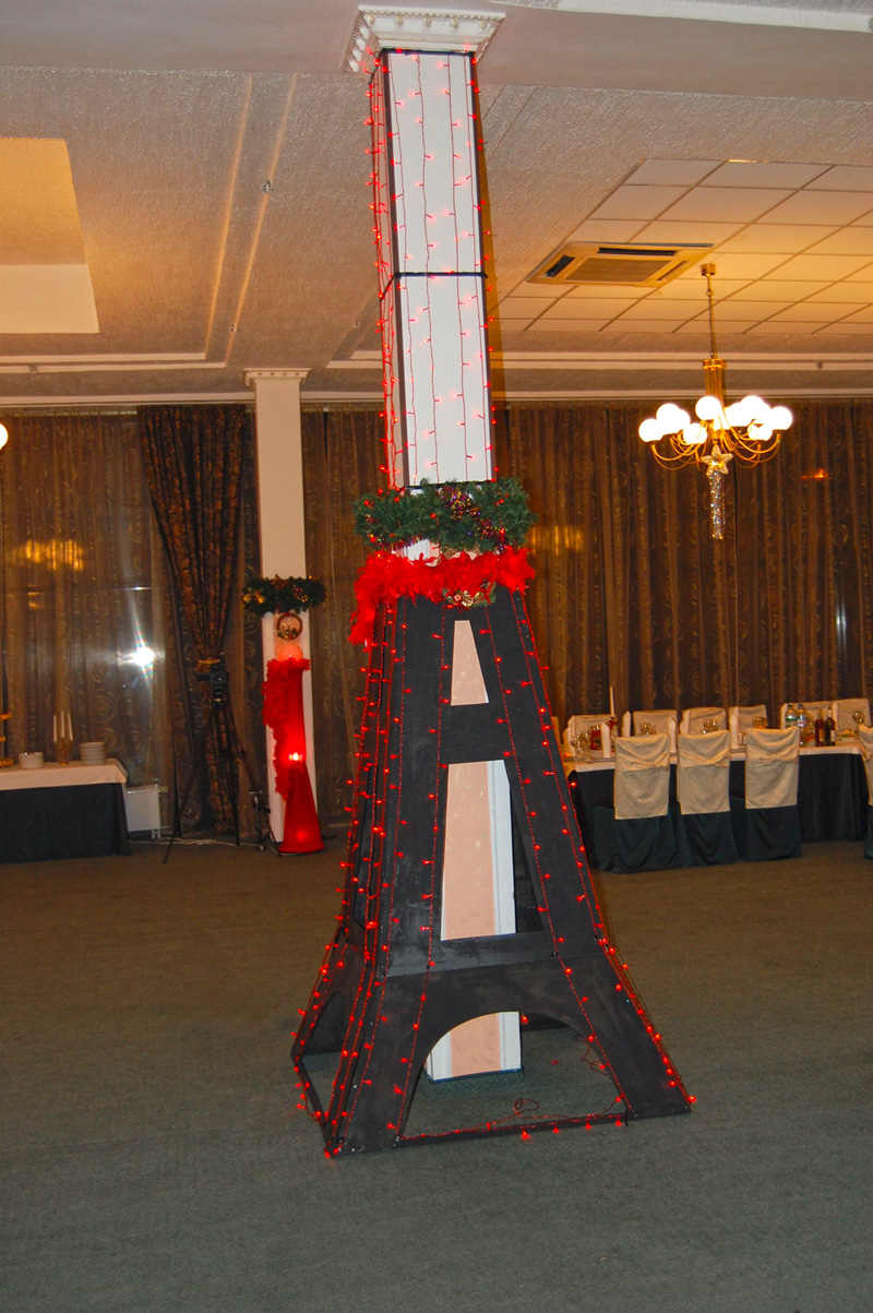 Корпоративна вечірка на тему "Гангстери в гостях у Мулен Руж" для компанії "ІСТ-ЗАХІД" відбулася 24 грудня 2010 року в Львіському залі готелю "Дністер"