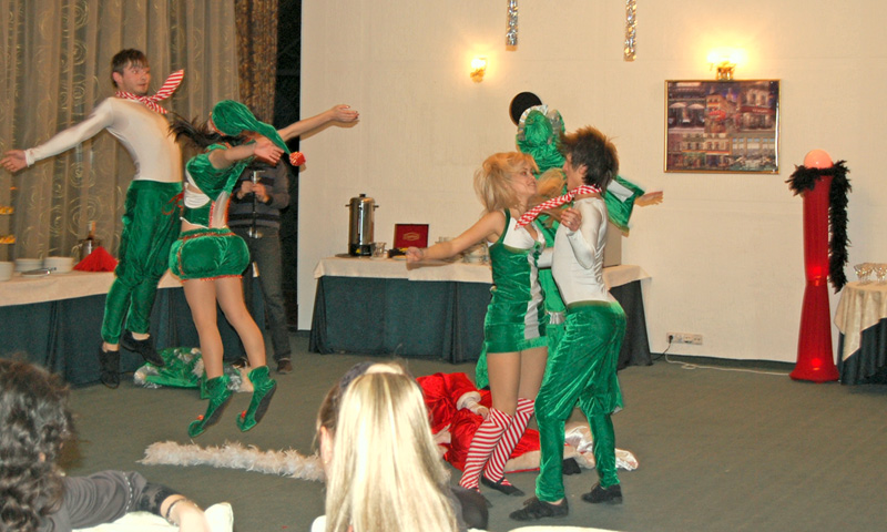 Корпоративна вечірка на тему "Гангстери в гостях у Мулен Руж" для компанії "ІСТ-ЗАХІД" відбулася 24 грудня 2010 року в Львіському залі готелю "Дністер"