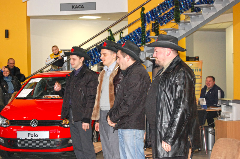 Святкова лотерея в виставковому павільйоні компанії «Апекс» офіційного  представника компанії Фольксваген у Львові 5 лютого 2011 року