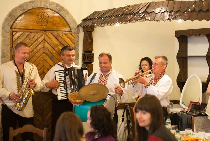 Заняття в "Школі наречених"на тему українського весілля відбулося 12 травня 2011 року в ресторані Вертеп-2