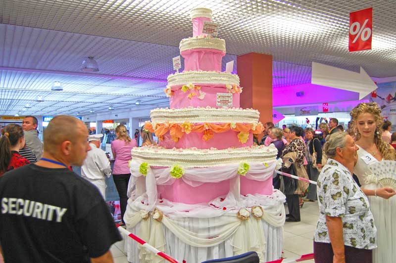 Найбільший весільний торт в Україні вагою 250 кілограмів
