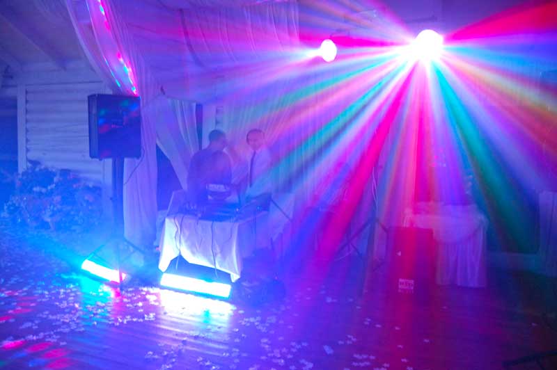 Світлове оформлення танцювального майданчика на весіллі