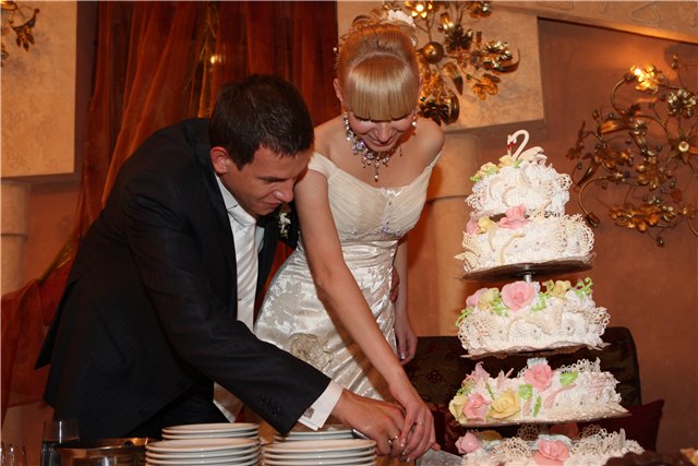 Церемонія розрізання весільного торта молодятами
