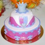 Двоярусний, стилізований під королівський, весільний торт з короною зверху