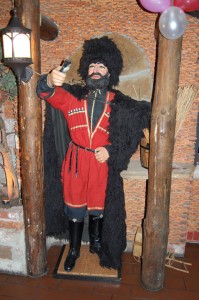 Повноростова фігура у вірменському костюмі з рогом для пиття