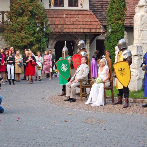 Фотографія з розписки в середньовічному стилі 26 вересня 2010 року в ресторані "Древній град" біля Львова