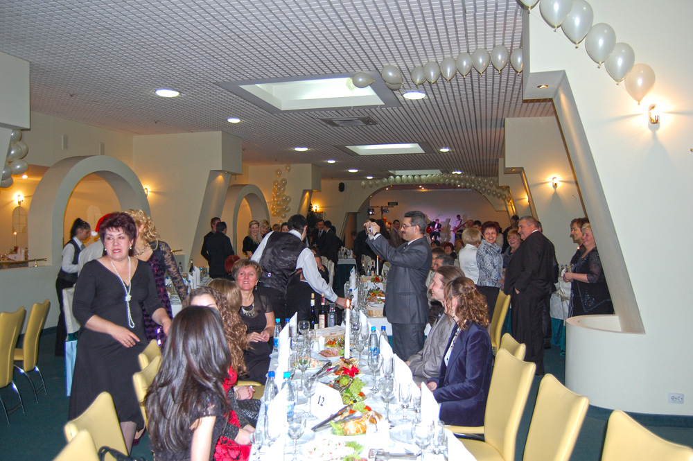 Передноворічна корпоративна вечірка для працівників ТМ "Світоч" та корпорації NESTLE у великому залі готелю "Дністер" 17 грудня 2010 року