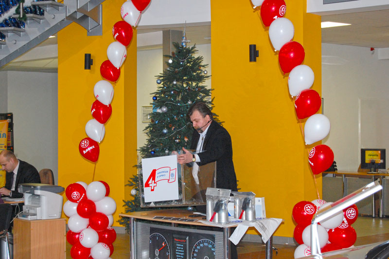 Святкова лотерея в виставковому павільйоні компанії «Апекс» офіційного представника компанії Фольксваген у Львові 5 лютого 2011 року