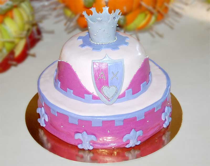 Двоярусний, стилізований під королівський, весільний торт з короною зверху