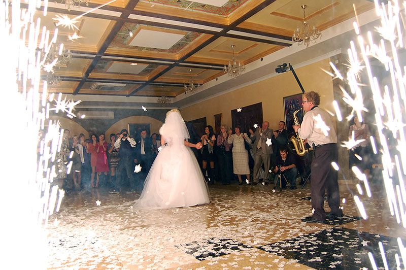 Перший танець молодят на весіллі